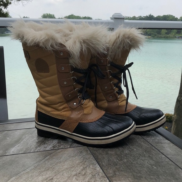 Sorel Shoes - Women’s size 5 Sorel boots EUC